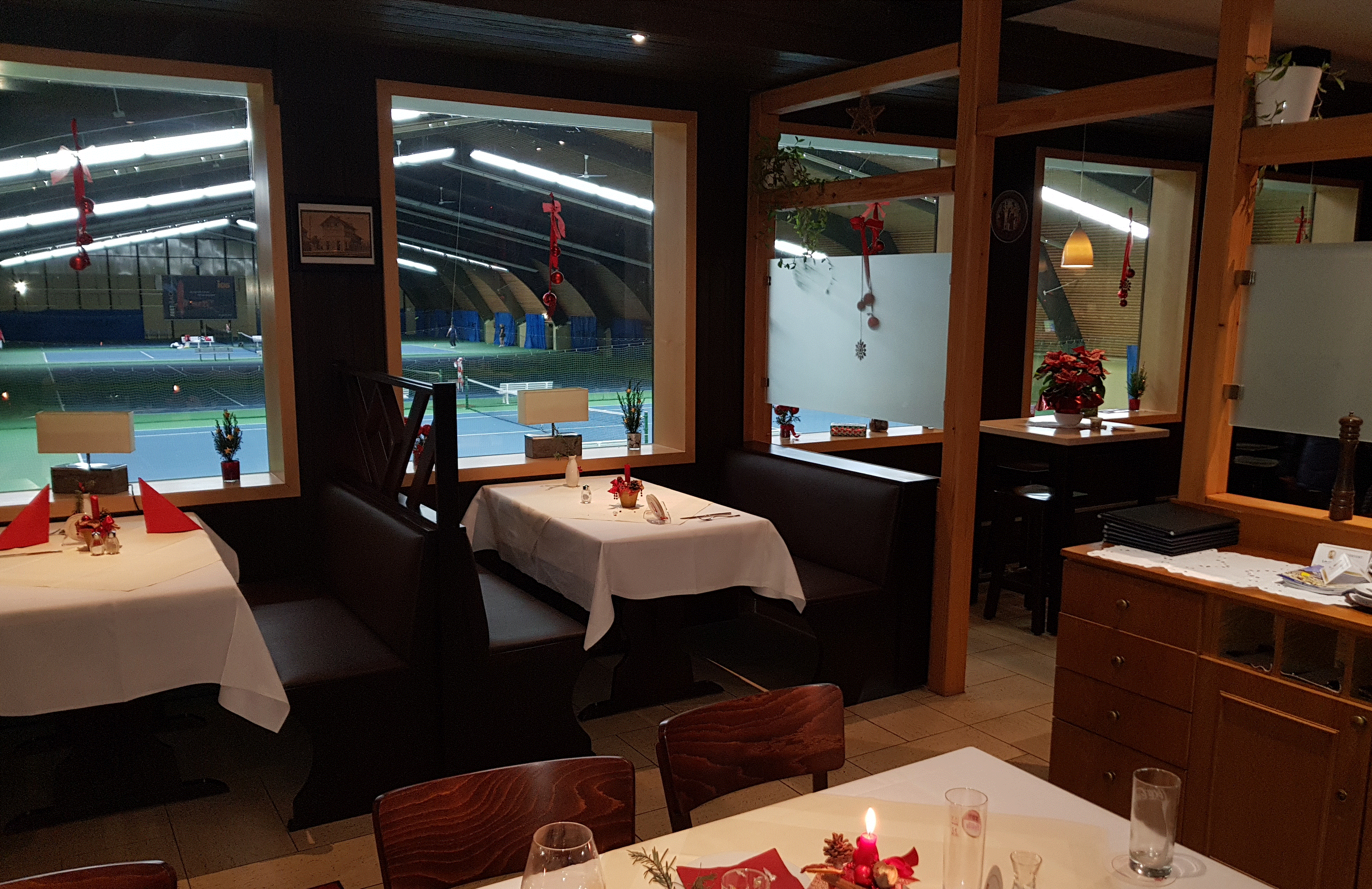Restaurant mit Blick auf Tennisfelder